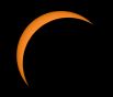 Луна, видимая перед Солнцем в точке максимума частичного солнечного затмения вблизи Баннера, Вайоминг.