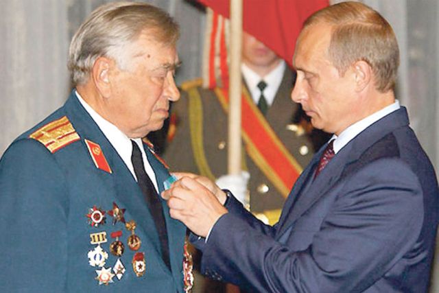Герой Советского Союза Михаил Булатов по сей день в ветеранском строю.