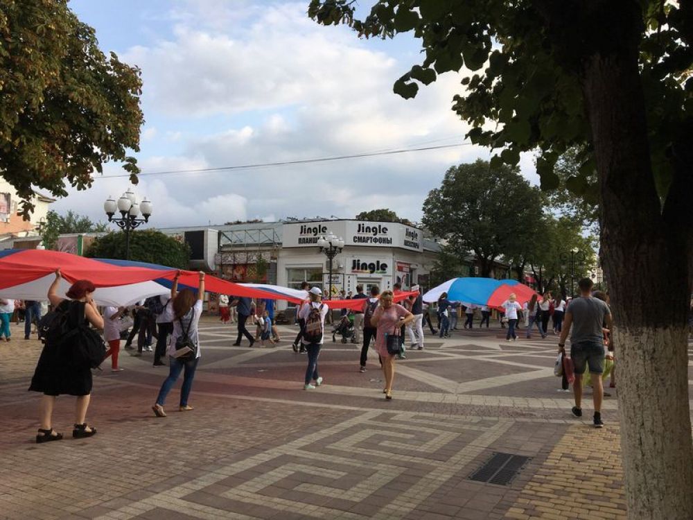 В 17.00 на пересечении улиц Пушкина и Горького в Симферополе развернули самый большой флаг России на полуострове.