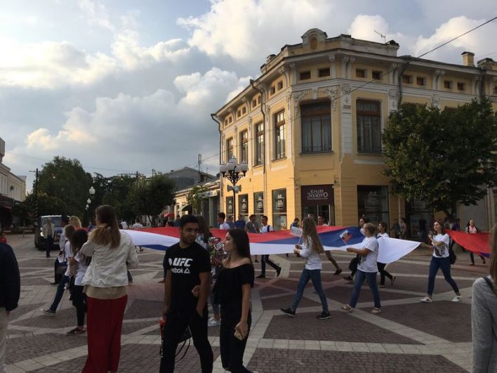 В 17.00 на пересечении улиц Пушкина и Горького в Симферополе развернули самый большой флаг России на полуострове.