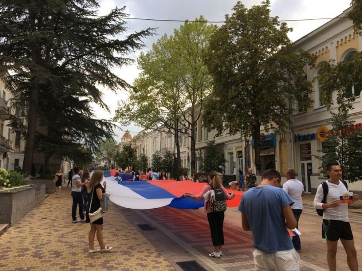 В 17.00 на пересечении улиц Пушкина и Горького в Симферополе развернули самый большой флаг России на полуострове.