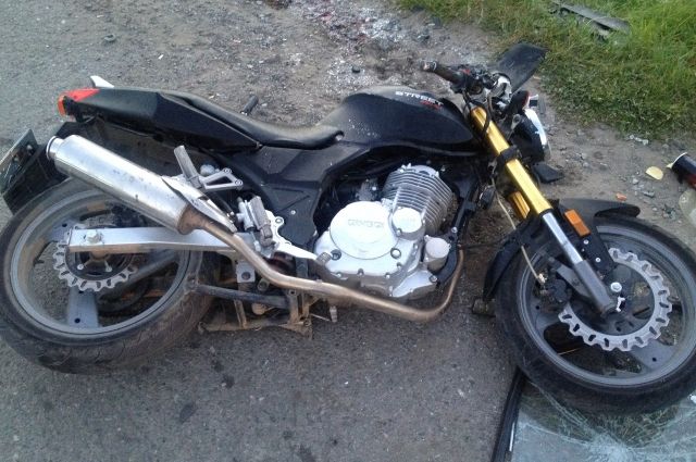 В Надыме подросток на отцовском мотоцикле врезался в машину