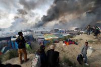 «Джунгли» - незаконный лагерь мигрантов на окраине портового города Кале. Отсюда мигранты п­ытаются попасть в Британию.