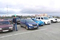 Российский триколор из автомобилей в Иркутске.
