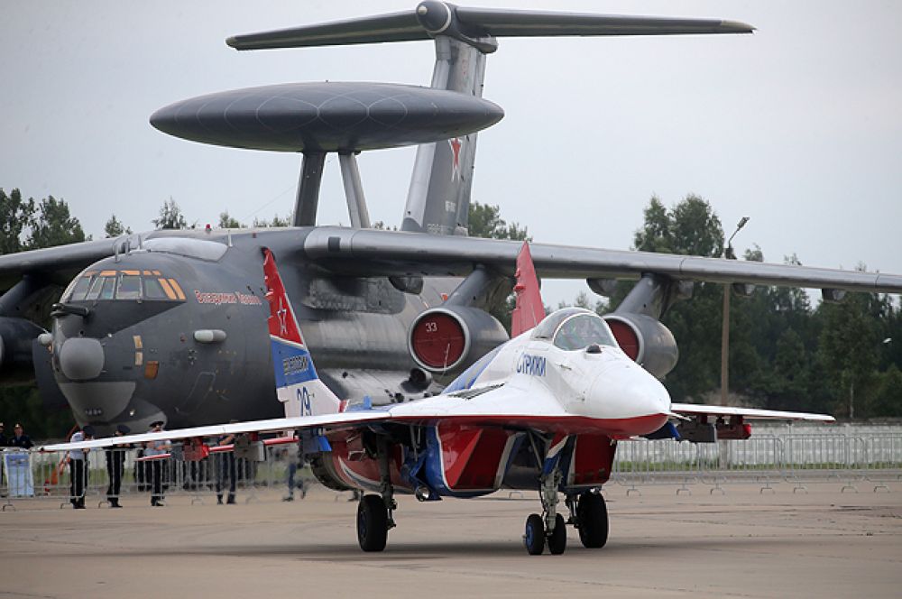 Истребитель Су-30СМ пилотажной группы ВКС России «Русские витязи» (на первом плане) и самолёт дальнего радиолокационного обнаружения и управления ДРЛОиУ А-50У «Владимир Иванов».