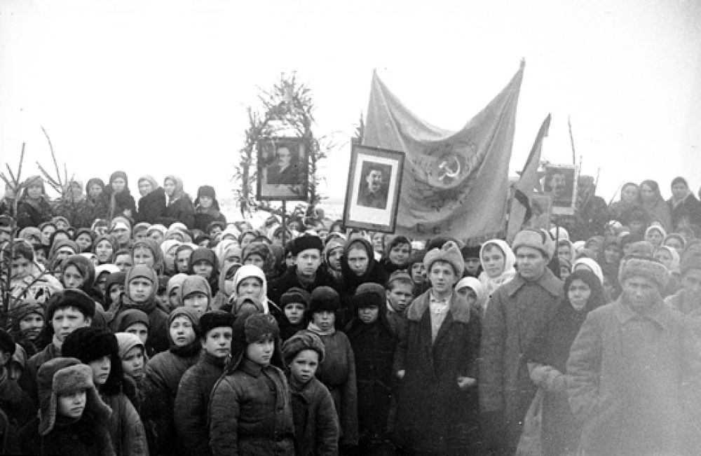10 февраля на площади у драмтеатра (нынешняя филармония) состоялся многотысячный митинг, на котором жители Курска постановили активно работать на восстановлении родного города