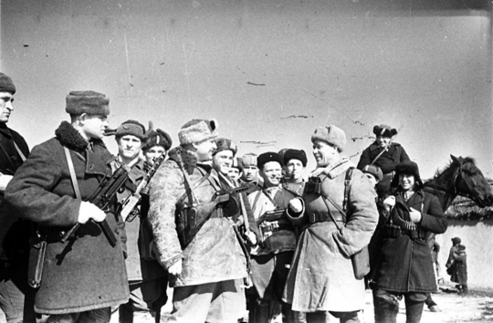 Советские войска во время штурма Курска захватили большое количество трофеев и среди них многочисленные склады с боеприпасами и продовольствием