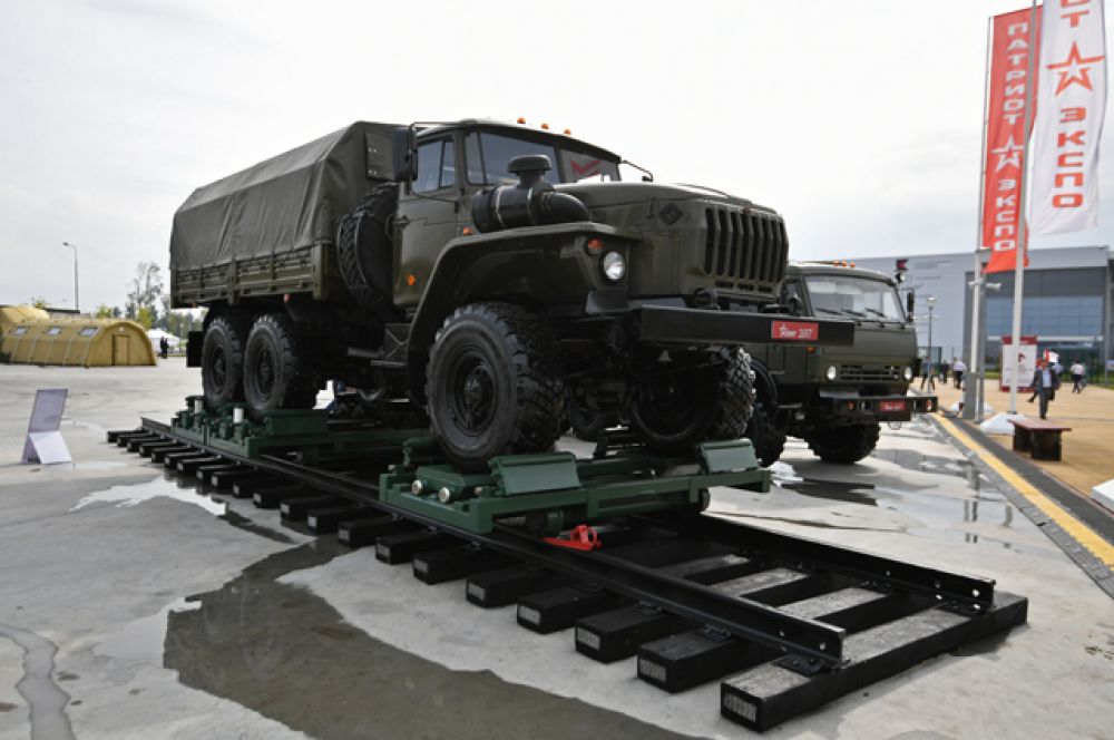 Автомобиль на универсальном комбинированном ходе УК.