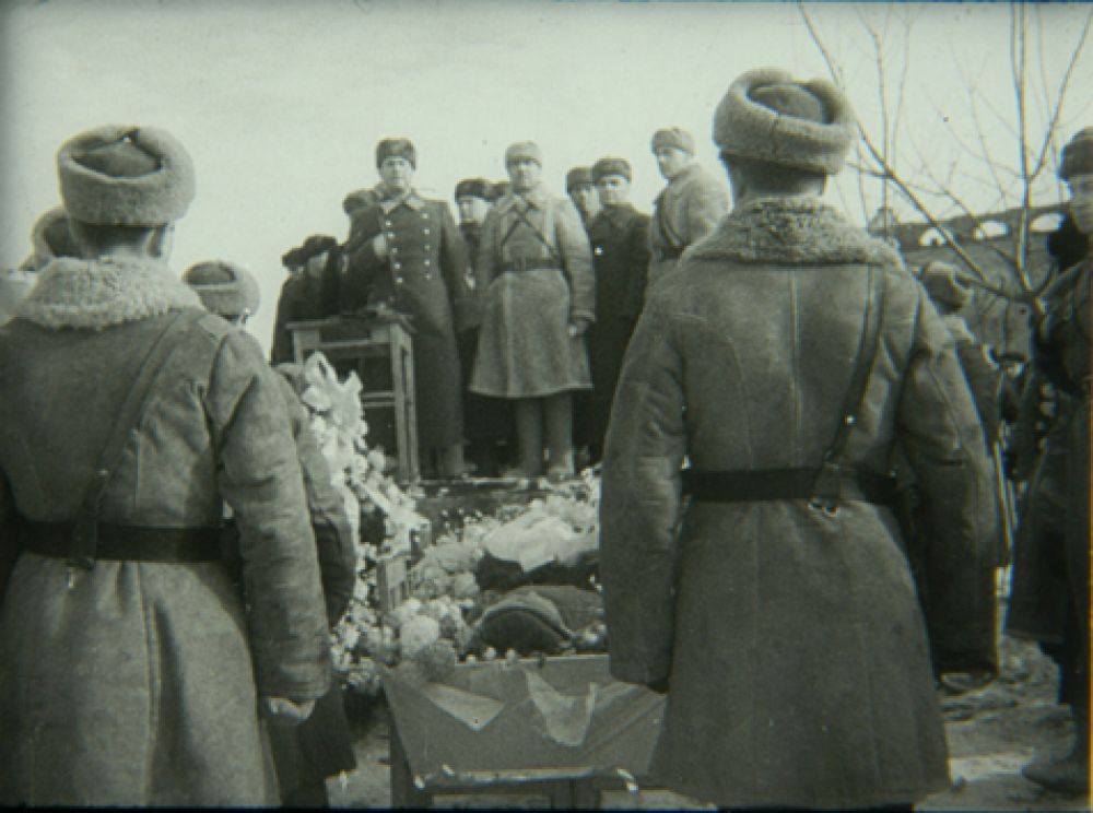 Генерал Черняховский выступает перед могилой Перекальского