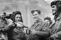 Алкоголь в Советской армии выдавали вплоть до 1945 года. После победы над Германией и милитаристской Японией выдача алкоголя была прекращена
