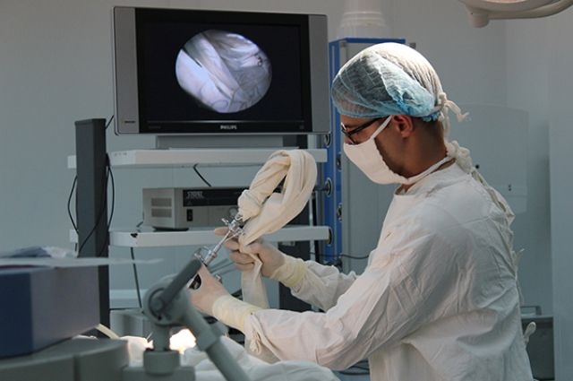 Необходимые манипуляции с использованием эндоскопического оборудования провел врач-нейрохирург больницы Петр Литвиненко.