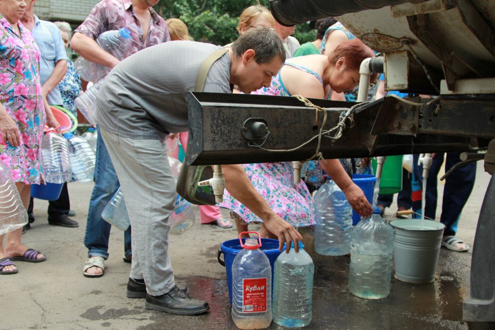 Одна водовозка раздает воду людям в течение часа.