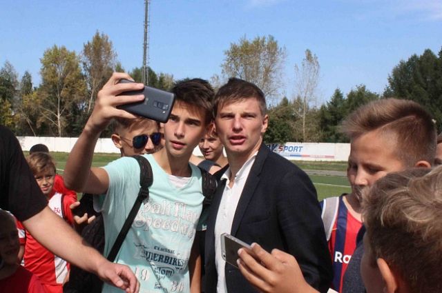 Андрей Аршавин фотографируется с барнаульскими фанатами