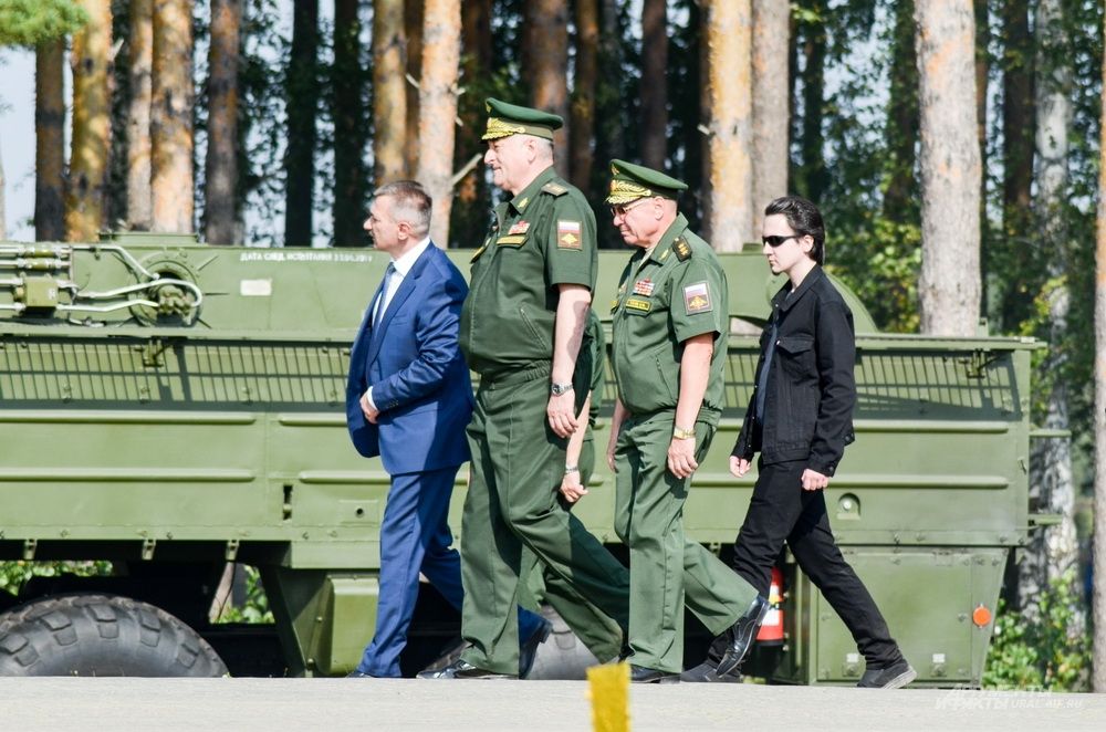 Руководство штаба ЦВО знакомится с экспонатами.