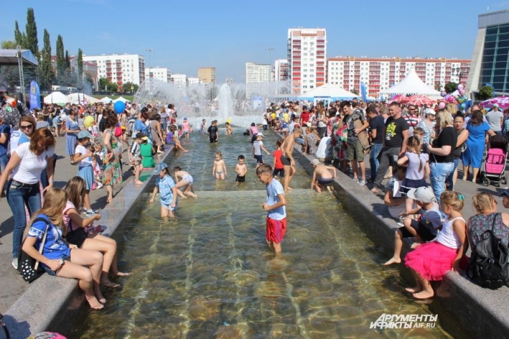Пожалуй, главным развлечением для детей на празднике стало купание в городском фонтане.
