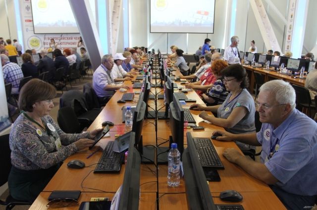 Пожилые люди Тюменского района учатся пользоваться компьютерами