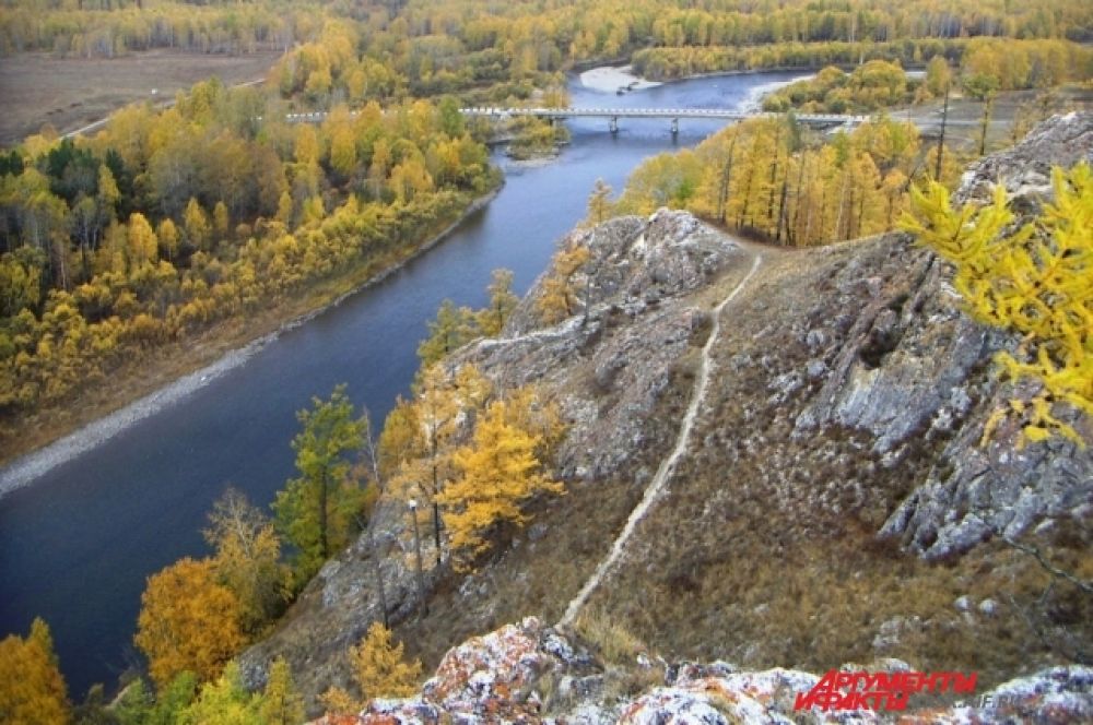 Тропа Предков расположена вдоль реки Белый Июс.