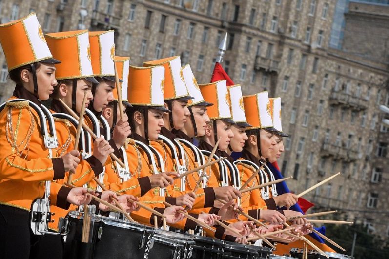 Группа барабанщиц «Ереванские барабаны» на шествии участников фестиваля «Спасская башня» на Поклонной горе в Москве.