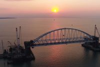 Железнодорожная арка строящегося моста через Керченский пролив, поднятая до проектной высоты.