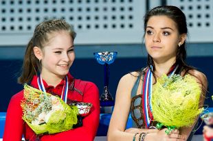 Юлия Липницкая и Аделина Сотникова на чемпионате России по фигурному катанию, 2013 г.