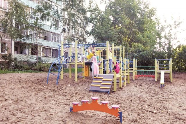 Дети с удовольствием осваивают игровую площадку во дворе дома № 59 по ул. Беляева.