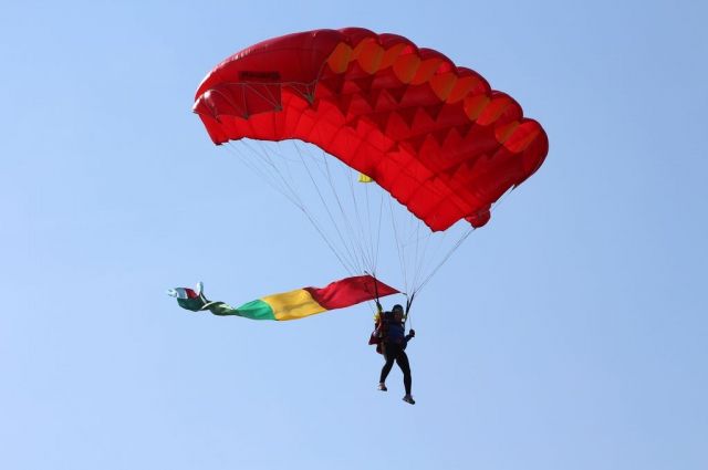 В программе праздничного дня - показательные прыжки спортсменов-парашютистов. 