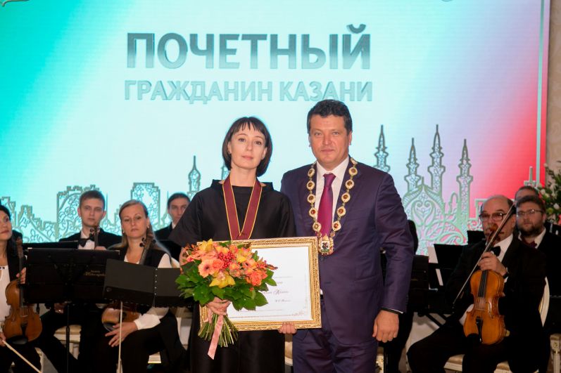 Утром 30 августа мэр Казани торжествено вручил награды почетным гражданам Казани. В этом году это звание получила актриса и уроженка Казани Чулпан Хаматова.
