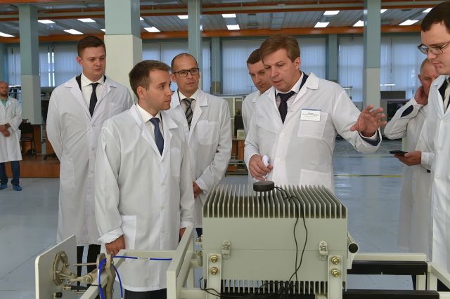 Директор Ижевского радиозавода показывает продукцию предприятия.