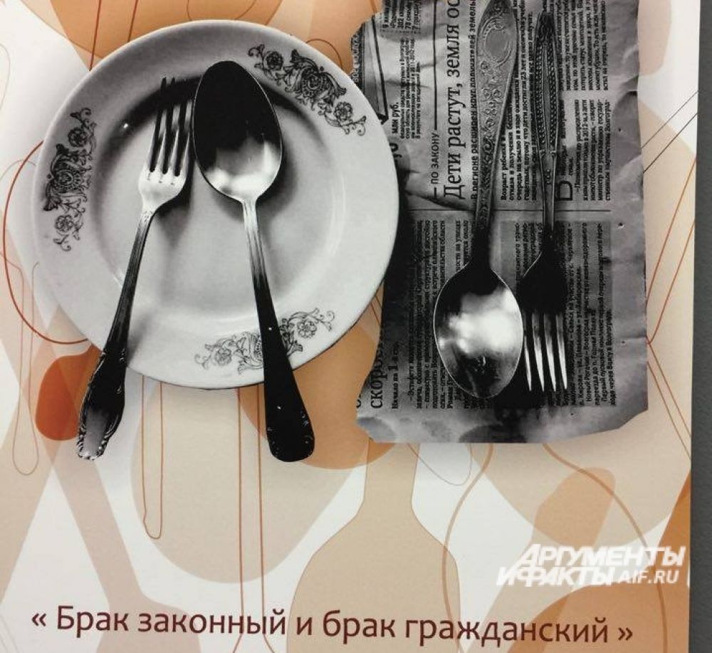 Фотовыставка Николая Томарёва. В роли моделей он использует столовые приборы.