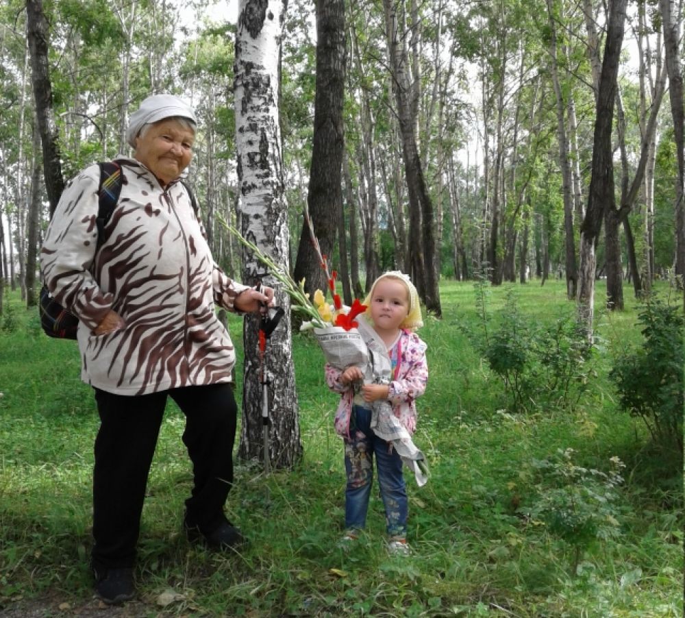 Уварова Нина Александровна из Слюдянки с внучкой Диной.