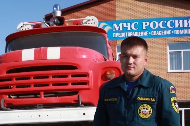 Пожарный Артем Сабашкин.