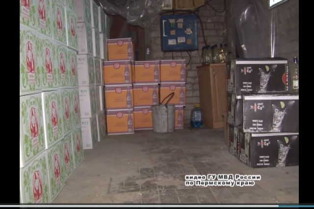Полицейские обнаружили и изъяли более 4100 бутылок поддельной водки, коньяка, виски, мартини. Общая стоимость партии превысила миллион рублей.