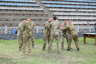 военные моряки изучают систему БАРС