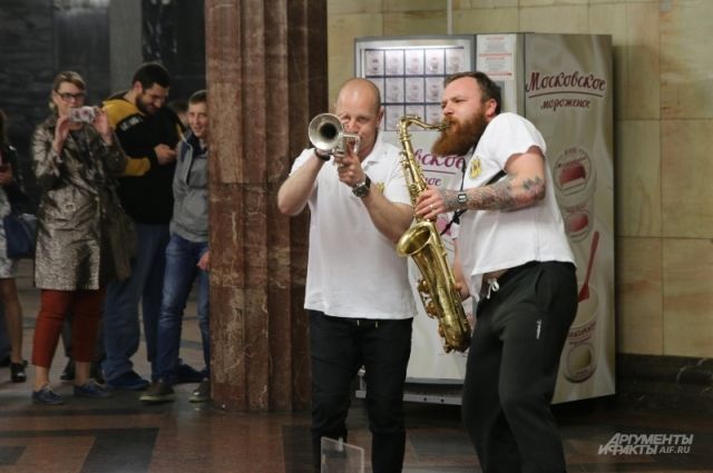 Музыканты в метро.