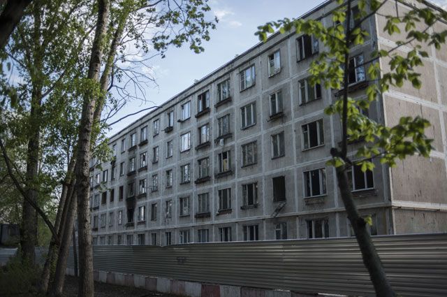 Выселенный аварийный пятиэтажный дом в Москве.
