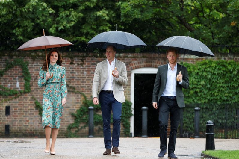 Британский принц Уильям, его супруга Кэтрин и принц Гарри посетили Белый сад в Кенсингтонском дворце, где к 20-летию со дня гибели принцессы Дианы подготовили огромную цветочную композицию из 12 тысяч белых цветов.