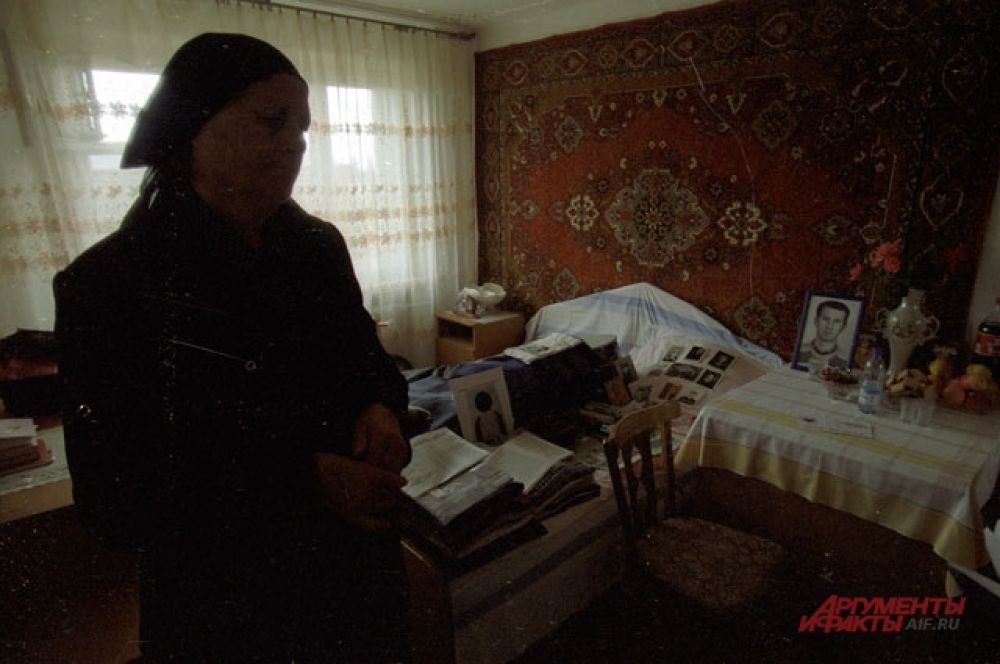 До сих пор в домах Беслана, свято хранят вещи погибших в школе, в надежде, что их дети вернутся домой.