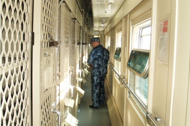 В вагонах для заключённых вместо обычных купе - камеры с решётками.