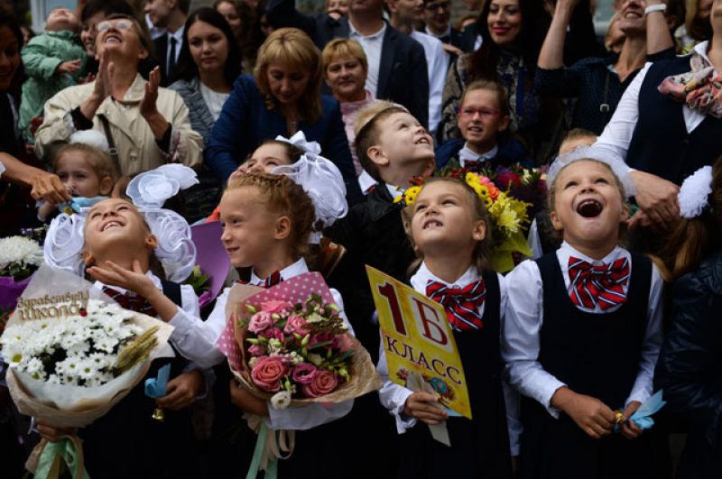 Ученики первых классов гимназии №1 города Новосибирска во время торжественной линейки посвященной Дню знаний.