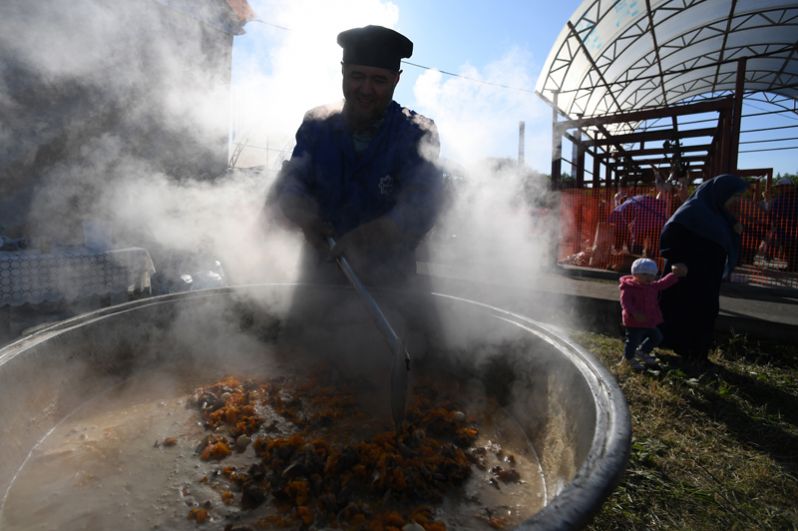 Приготовление плова в Казани в день праздника жертвоприношения Курбан-байрам.