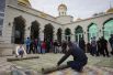 Мусульмане в день праздника жертвоприношения Курбан-байрам в Соборной мечети города Усть-Джегута.