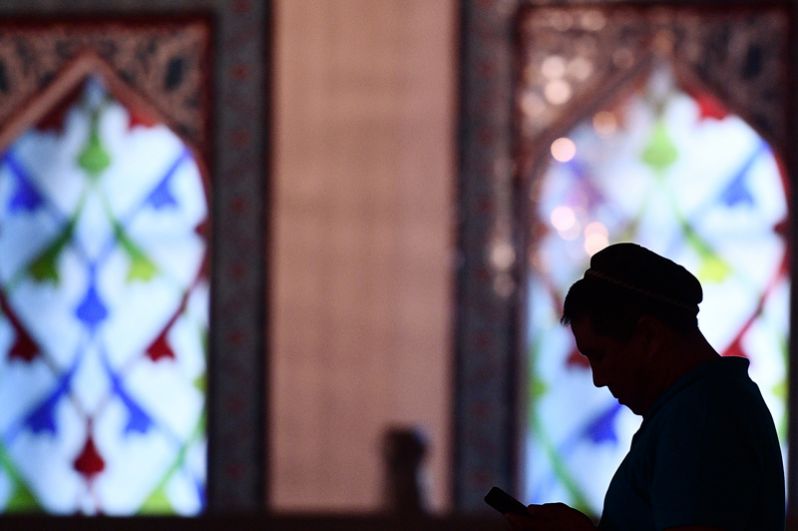 Мусульманин в день праздника жертвоприношения Курбан-байрам в Московской Соборной мечети.