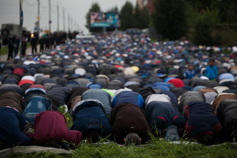 Мусульмане в день праздника жертвоприношения Курбан-байрам в Санкт-Петербурге.