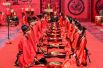 28 августа. Пары участвуют в групповой свадебной церемонии в традиционном стиле династии Хань во время праздника Цикси или Дня Святого Валентина в китайской провинции Хунань.