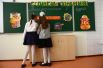 Учащиеся школы № 2048 (самая большая школа в России) в районе Некрасовка в Москве после торжественной линейки, посвященной Дню знаний.