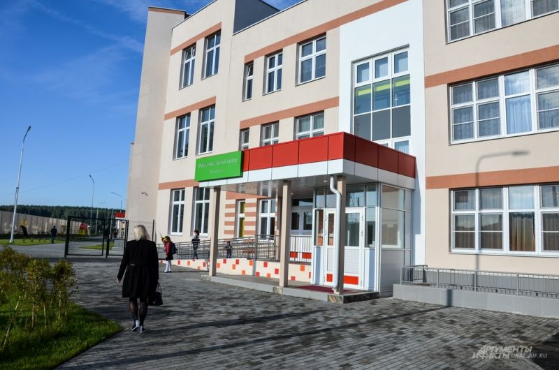 Новая школа находится на улице Речной 36/1 прямо на въезде в Мичуринский.