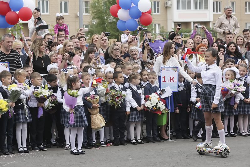 Пятиклассница Валерия Летуновская сделала символичный первый звонок на гироскутере.