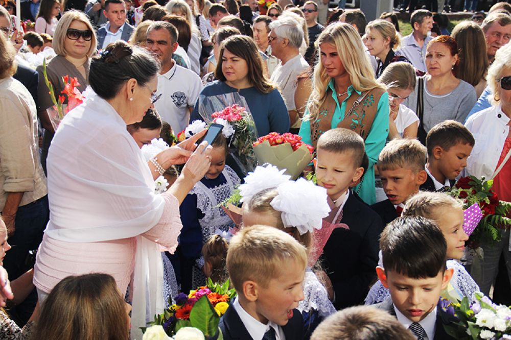 Вся площадка перед школой была заполнена родителями и учениками