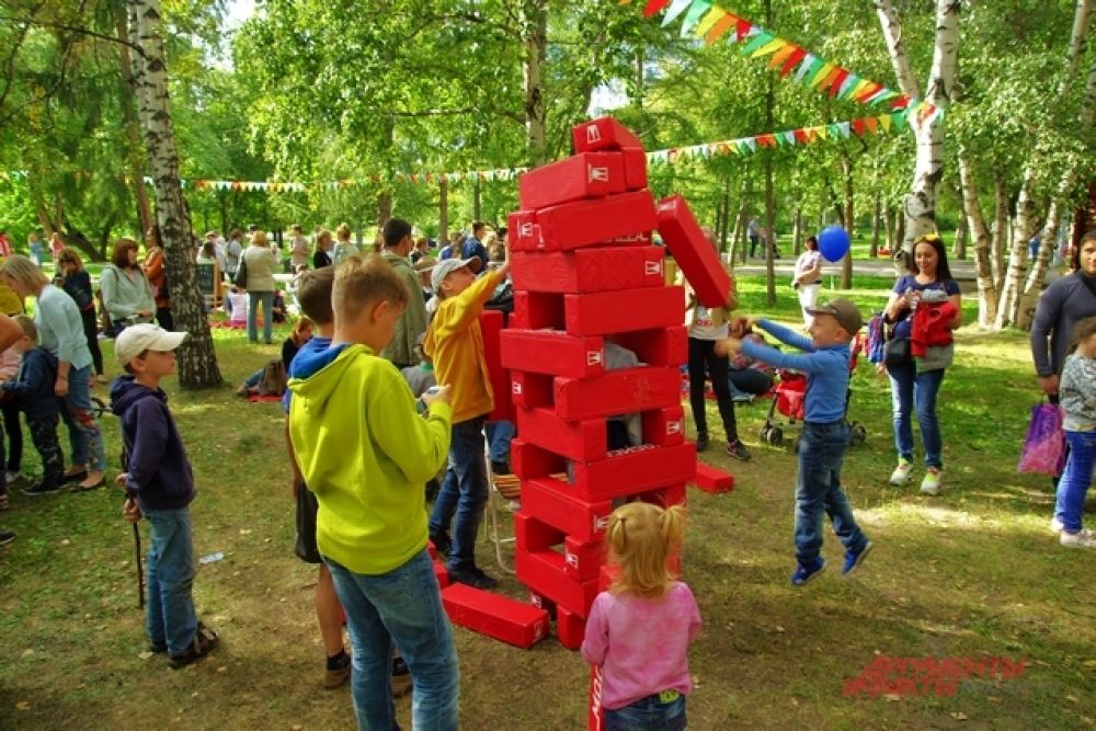 Многие детишки отчаянно старались построить башню из брусочков, 