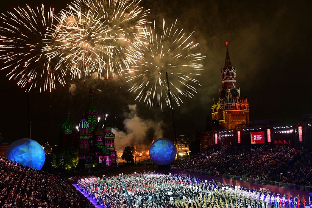Праздничный салют на церемония закрытия X Международного военно-музыкального фестиваля «Спасская башня» в Москве.
